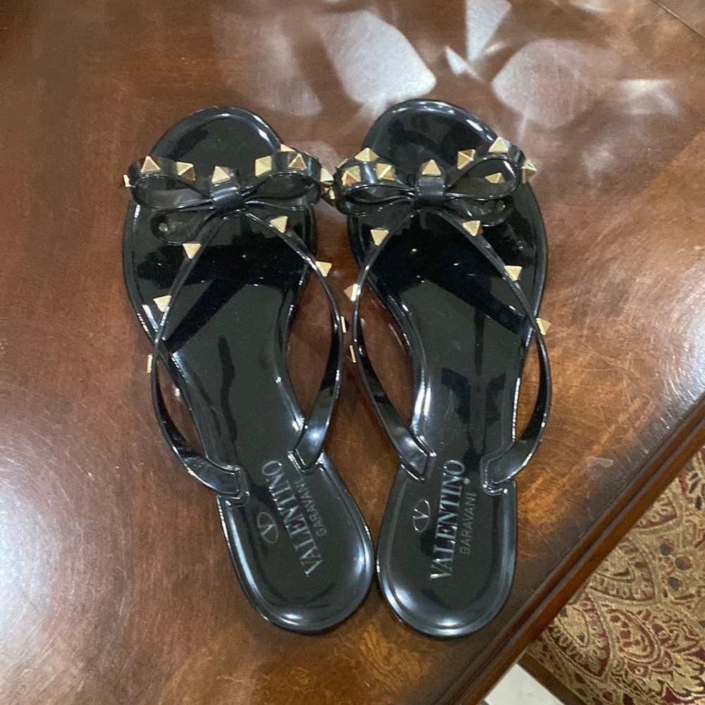 Valentino Garavani size 38. Rockstud Thong Sandals Authentic